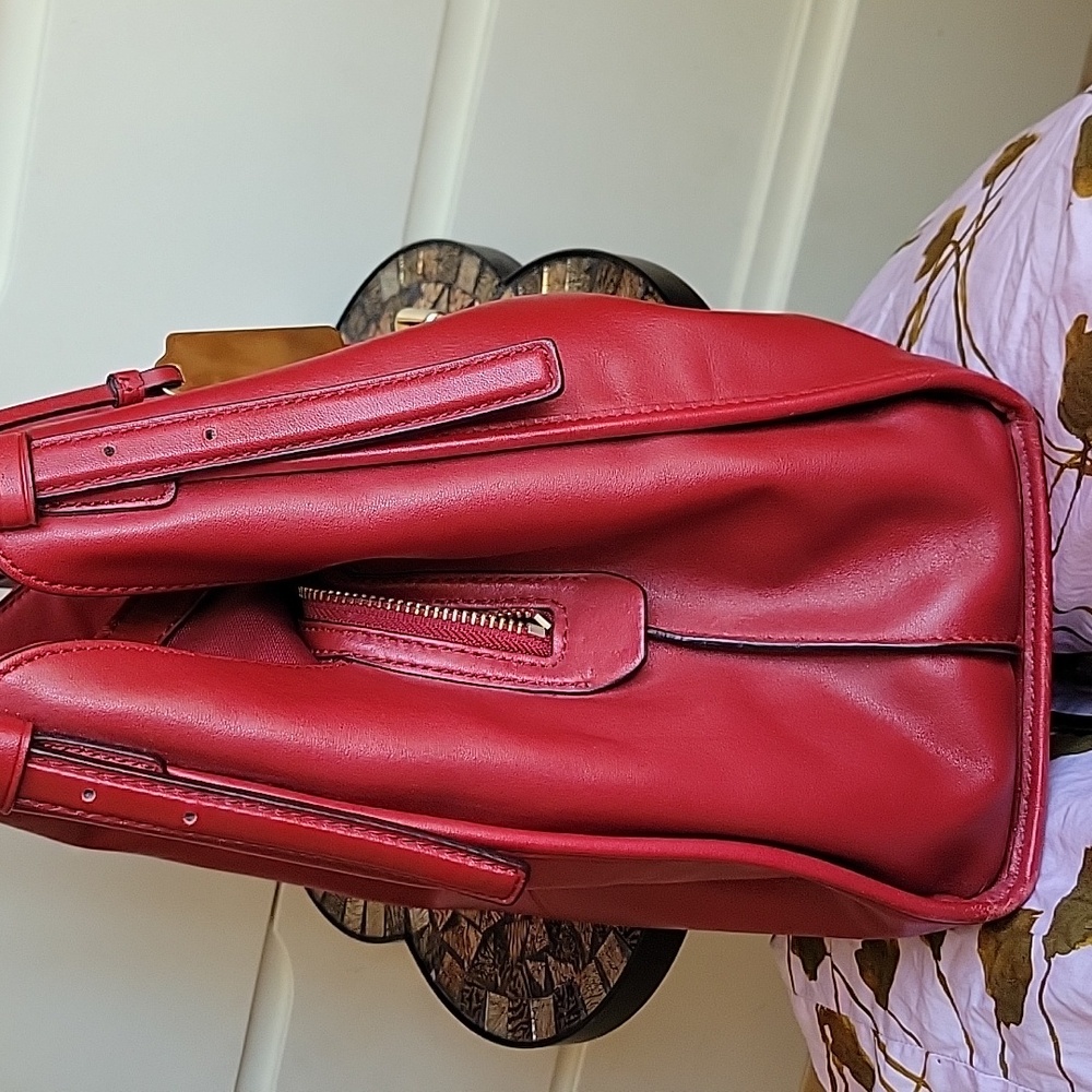 Coach Vibrant Red Leather Hobo Bag with Glossy Finish and Gold Hardwear - Picture 3 of 14